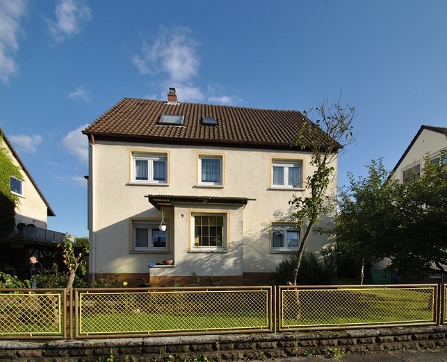 Verkauft 3 Familienhaus Mit Grossem Grundstuck In Beliebter Lage